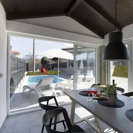 Casa de Férias Holiday Home 5012-1 For 6 People In Krsan Kršan